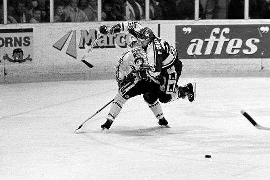 Frölundas Peter Gustavsson stoppas av rögles Anders