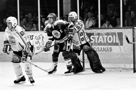 Frölundas Janne Carlsson framför Billy Nilsson, målvakt