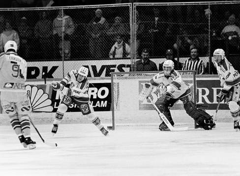 Magnus Svensson rensar framför leksands målvakt Peter