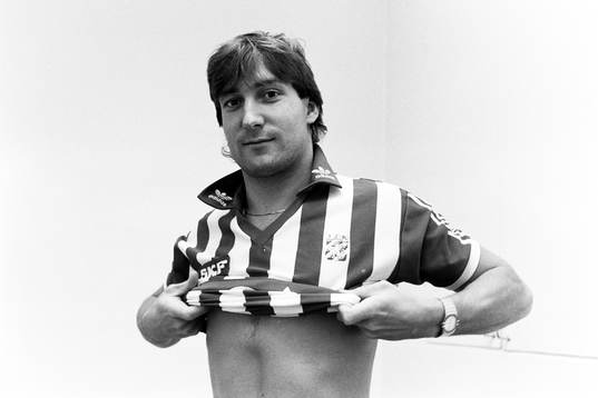 Leif Forsberg tar på sig matchtröjan