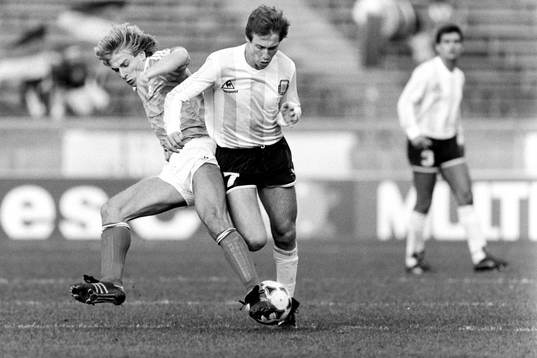 Jürgen Klinsmann, Västtyskland till vänster i kamp om