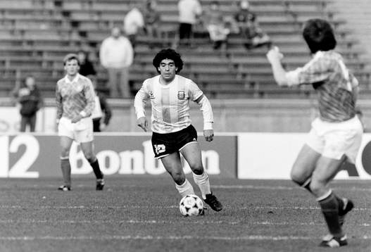 Diego Maradona, Argentina med bollen