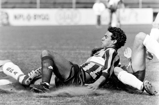 Djurgårdens Glenn Myrthil på rygg