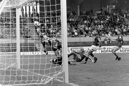 Nicklas Persson, Öster gör 1-0 på gais målvakt Sören