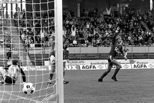 Nicklas Persson, Öster gör 1-0 på gais målvakt Sören