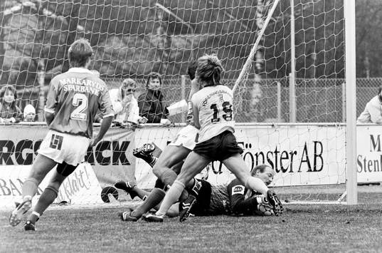 Markaryds målvakt John Mikkelsen med bollen i säkert