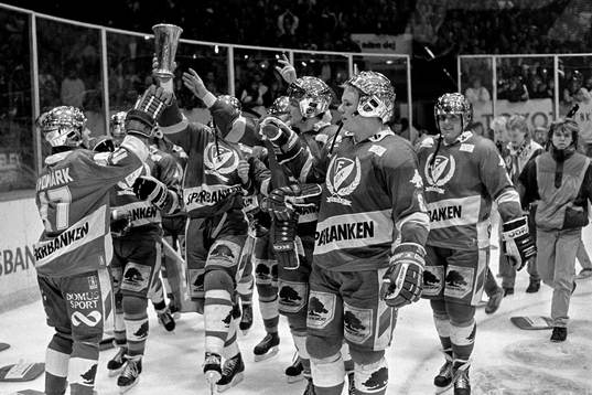 Färjestad jublar med pokalen