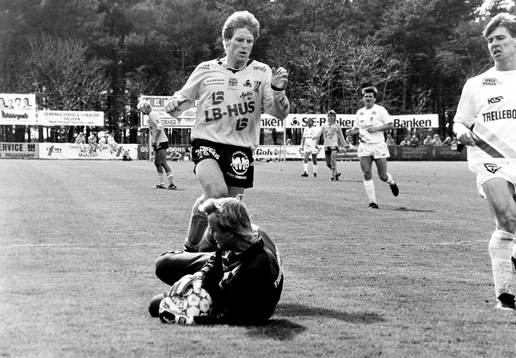 Trelleborgs målvakt Eggert Gudmundsson kniper bollen