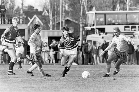 En norrman tar sig förbi sveriges Leif Forsberg och Jan