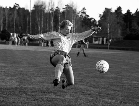 Anneli Andelén tar emot bollen