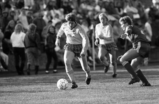 Pia Sundhage med bollen