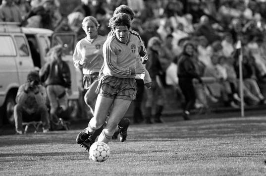 Pia Sundhage med bollen