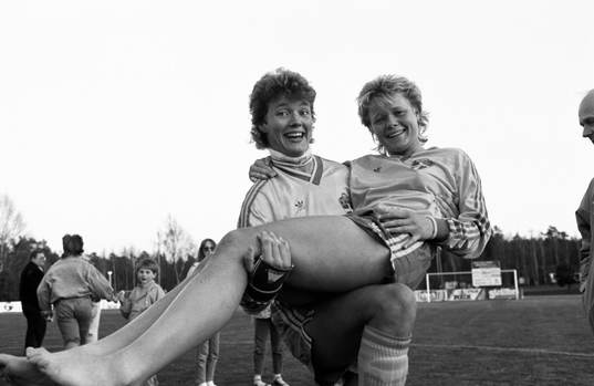 Lena Videkull med Anneli Andelén i famnen