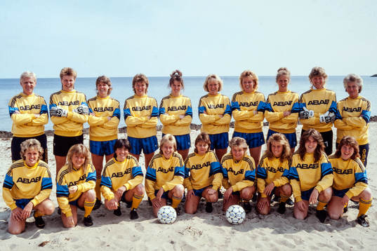 Bakre raden fr. v Hans Karlsson, tränare, Ing-Marie