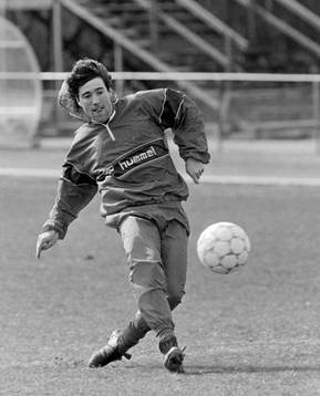 Dean Saunders, Wales