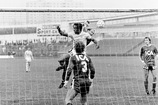 Martin Dahlin, Malmö framför östers målvakt Thomas