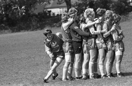 Pia Sundhage rundar träningskamraterna