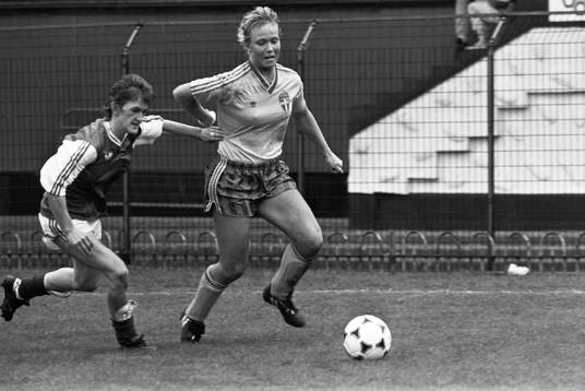 Gunilla Axén med bollen