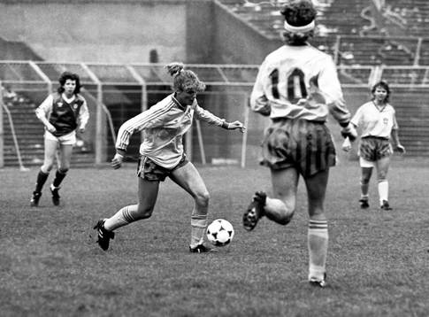 Anneli Gustavsson med bollen