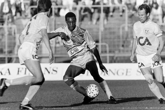 Steve Galloway, Djurgården med bollen uppvaktas av Roger