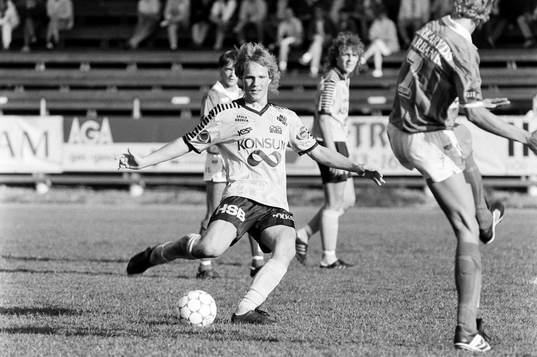 Åke Johansson, Häcken med bollen