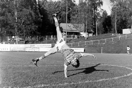 Markaryds målskytt Mikael Broman jublar