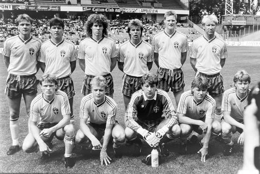 Den svenska startelvan bakre raden fr. v Göran Arnberg,