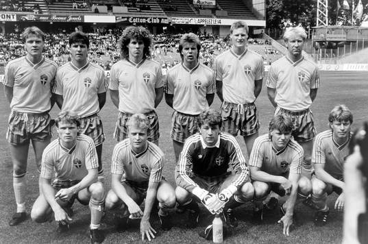 Den svenska startelvan bakre raden fr. v Göran Arnberg,