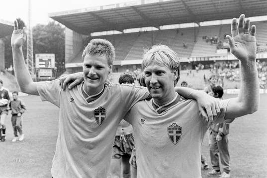 Sveriges målskyttar Peter Lönn och Michael Andersson