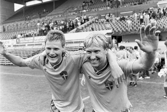 Sveriges målskyttar Peter Lönn och Michael Andersson