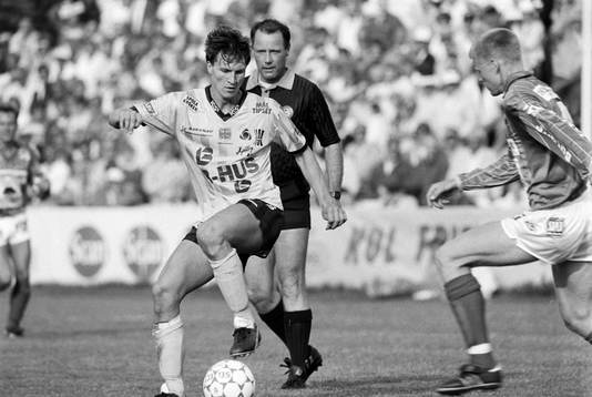 Per Harrysson, Mjällby med bollen utmanas av karlskronas