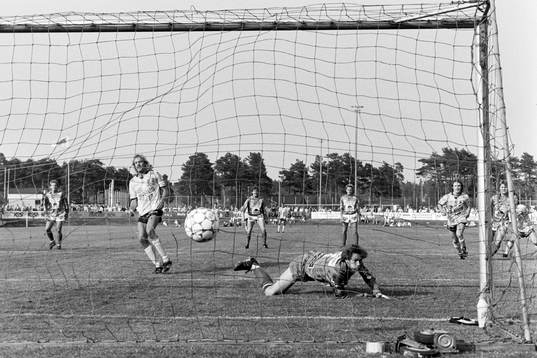 Hans Larsson, Mjällby gör 1-0 på straff på Glenn