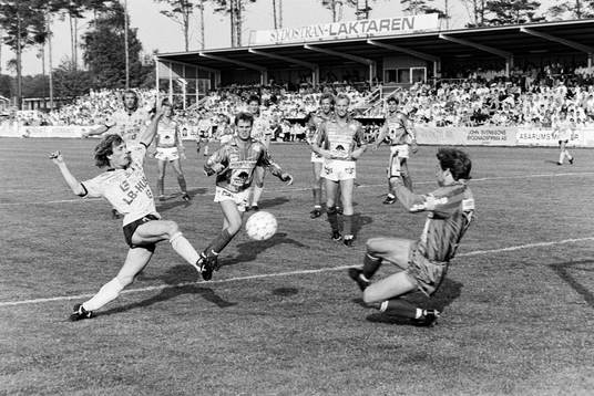 Flemming Pehrson, Mjällby gör 2-0 på Glenn Sevestedt,