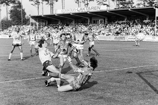 Flemming Pehrson, Mjällby gör 2-0 på Glenn Sevestedt,
