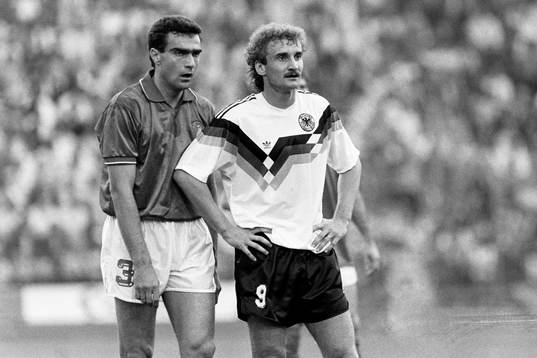 Giuseppe Bergomi, Italien och Rudi Völler, Västtyskland