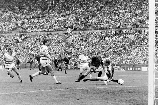 Emilio Butragueno, Spanien skjuter mål på Troels