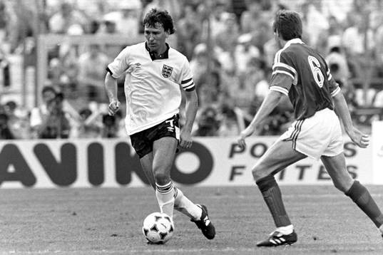 Bryan Robson, England med bollen och irlands Ronnie Whelan