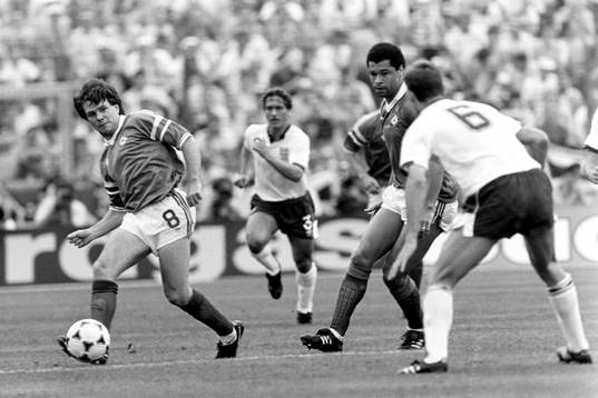 Ray Houghton, Irland med bollen