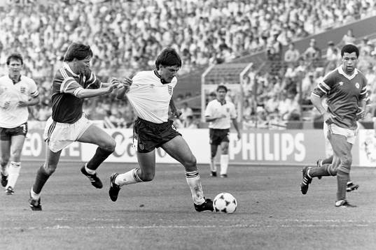 Peter Beardsley, England med bollen