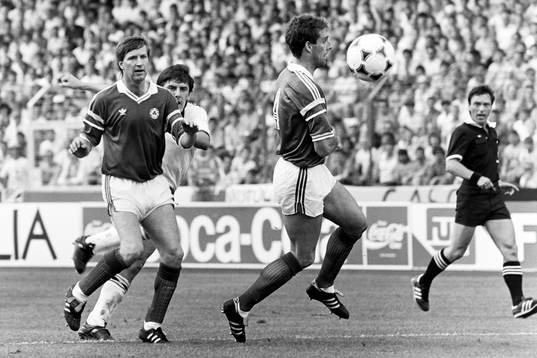 Ronnie Whelan och Mick McCarthy, Irland med bollen