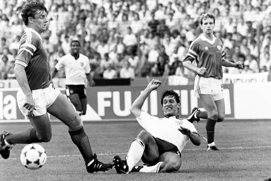 Gary Lineker,  England med en glidtackling