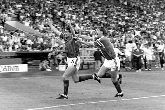 Ray Houghton och Ronnie Whelan, Irland jublar
