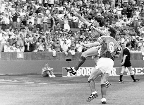 Ray Houghton och Ronnie Whelan, Irland jublar