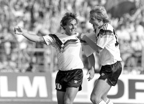 Olaf Thon och Jürgen Klinsmann, Västtyskland jublar
