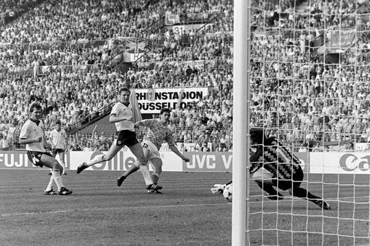 Marco Van Basten, Holland gör mål på englands målvakt