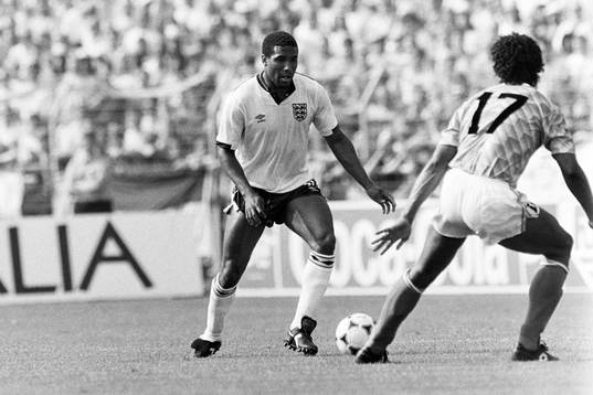 John Barnes, England med bollen