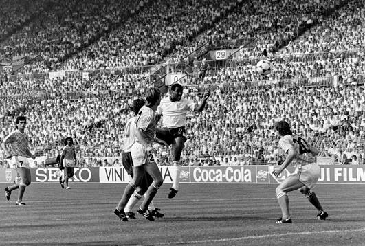Englands John Barnes i en luftduell