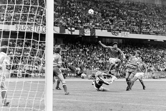 Gianluca Vialli, Italien framför danmarks målvakt Peter