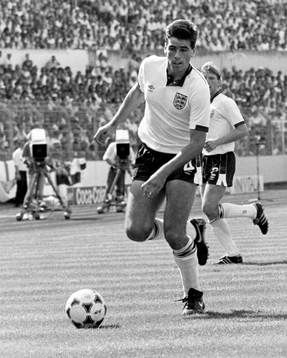 Neil Webb, England med bollen
