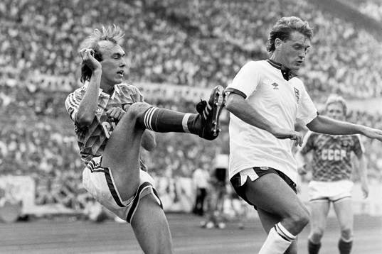 Glenn Hoddle, England till höger